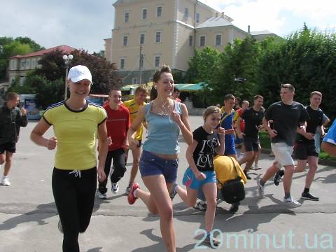У Тернополі молодь бігала довкола озера на сайті 20minut.ua У Тернополі молодь бігала довкола озера, фото №3 на сайті 20minut.ua
