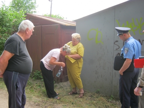 Жінка погрожувала себе спалити через те, що її гараж хотіли демонтувати , фото №2 на сайті 20minut.ua