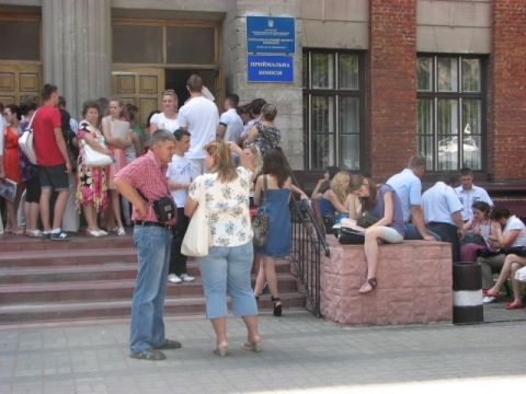 Абітурієнти у Тернополі стояли у чергах майже по 12 годин, фото №3 на сайті 20minut.ua
