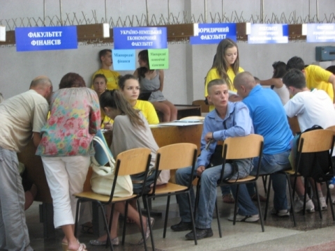Абітурієнти у Тернополі стояли у чергах майже по 12 годин, фото №5 на сайті 20minut.ua