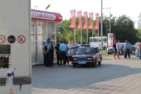 Приезжие спортивные ребята "бомбили" заправку WELLS в Виннице, фото №5 на сайті 20minut.ua