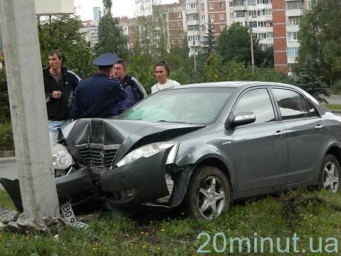 У Тернополі на вул. Коновальця водій не розминувся із бетонним стовпом, фото №1 на сайті 20minut.ua