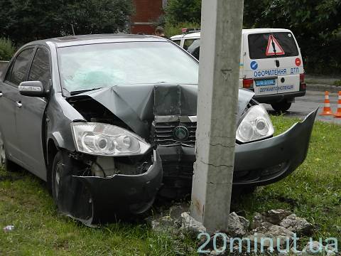 У Тернополі на вул. Коновальця водій не розминувся із бетонним стовпом, фото №2 на сайті 20minut.ua