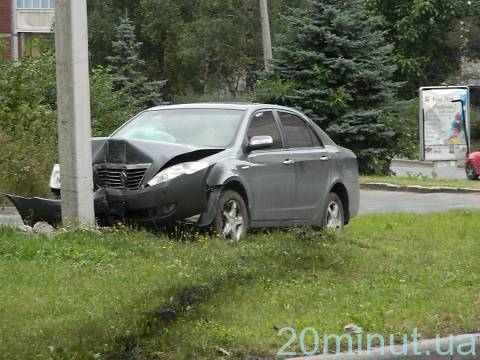 У Тернополі на вул. Коновальця водій не розминувся із бетонним стовпом, фото №3 на сайті 20minut.ua