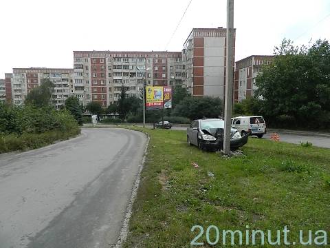 У Тернополі на вул. Коновальця водій не розминувся із бетонним стовпом, фото №4 на сайті 20minut.ua