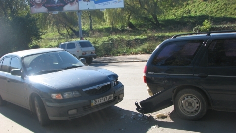 Фото дня: Ford пропустив пішохода, а в нього в’їхала Mazda, фото №1 на сайті 20minut.ua