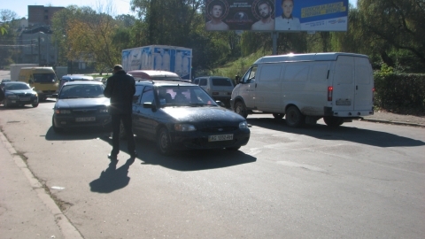 Фото дня: Ford пропустив пішохода, а в нього в’їхала Mazda, фото №2 на сайті 20minut.ua