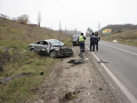 Аварія під Тернополем - водія рятують в лікарні (ОНОВЛЕНЕ), фото №1 на сайті 20minut.ua