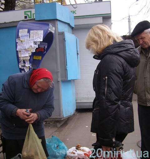 Касирка пограбованого банку у Вінниці отримає премію. За те, що робила все по інструкції, фото №1 на сайті 20minut.ua