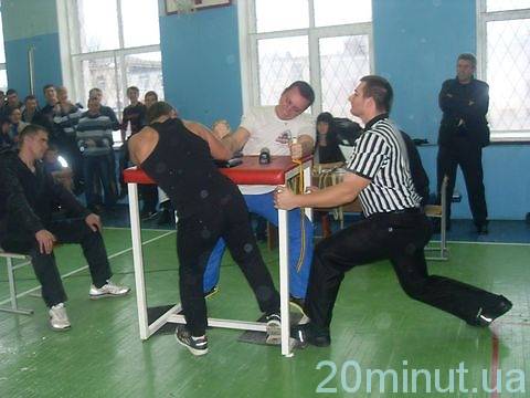 Переможці турніру з армрестлінгу отримали по сто гривень, фото №1 на сайті 20minut.ua