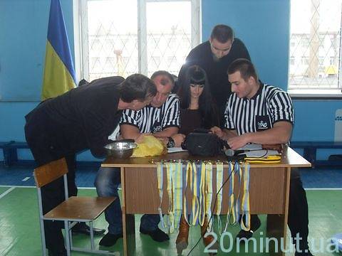 Переможці турніру з армрестлінгу отримали по сто гривень, фото №2 на сайті 20minut.ua