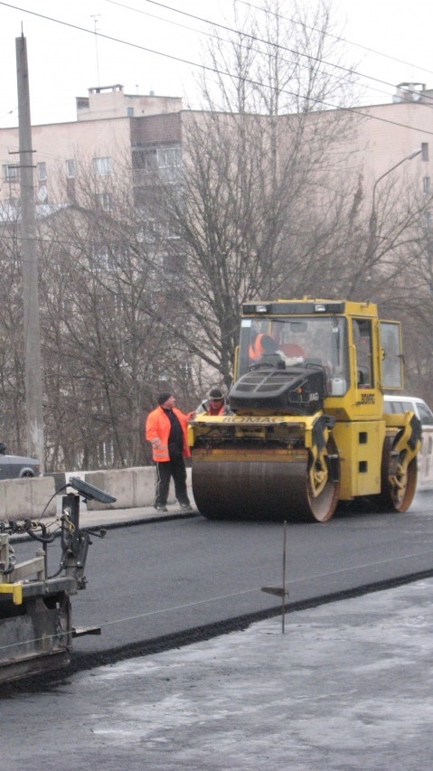 Тернопіль: Міст асфальтують, даішники дозволяють їздити тротуарами, фото №2 на сайті 20minut.ua