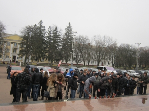 У Хмельницькому вшанували пам'ять жертв ДТП: автоколона, свічки і клаксони, фото №1 на сайті vsim.ua