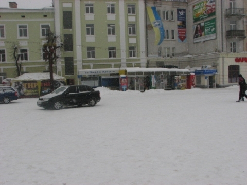 Фото дня: тернопільські водії розвертаються майже під ялинкою на сайті 20minut.ua Фото дня: тернопільські водії розвертаються майже під ялинкою, фото №1 на сайті 20minut.ua