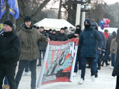 Молодь у масках пройшлася маршем вулицею Руською на сайті 20minut.ua Молодь у масках пройшлася маршем вулицею Руською, фото №1 на сайті 20minut.ua
