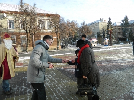 Сфотографуватись з Миколаєм і допомогти сиротам пропонують тернополянам, фото №3 на сайті 20minut.ua