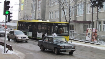 Тролейбус занесло на зустрічну смугу, фото №2 на сайті 20minut.ua