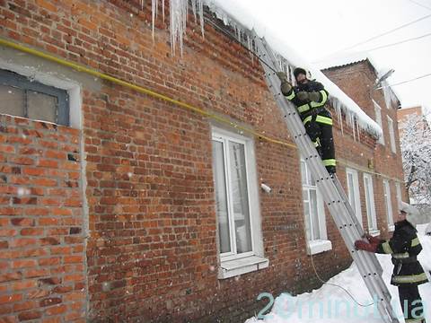 Житомирские МЧСники в усиленном режиме ликвидируют последствия непогоды, фото №2 на сайті 20minut.ua