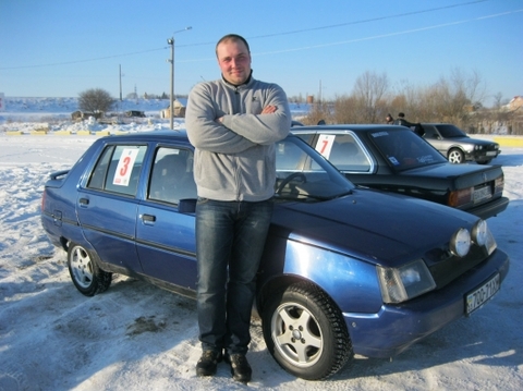 Автослалом по-хмельницьки: «Нива» змагається на рівних з «Ніссаном» (ВІДЕО) на сайті vsim.ua Автослалом по-хмельницьки: «Нива» змагається на рівних з «Ніссаном» (ВІДЕО), фото №1 на сайті vsim.ua