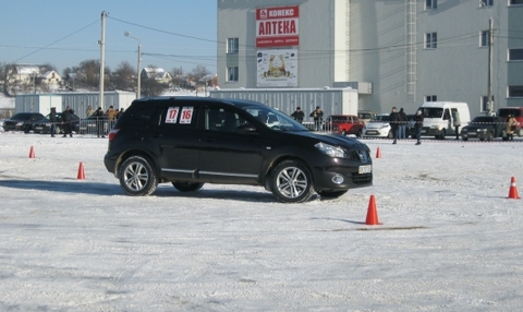 Автослалом по-хмельницьки: «Нива» змагається на рівних з «Ніссаном» (ВІДЕО) на сайті vsim.ua Автослалом по-хмельницьки: «Нива» змагається на рівних з «Ніссаном» (ВІДЕО), фото №2 на сайті vsim.ua