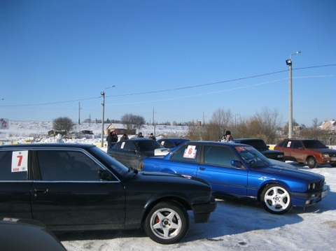 Автослалом по-хмельницьки: «Нива» змагається на рівних з «Ніссаном» (ВІДЕО) на сайті vsim.ua Автослалом по-хмельницьки: «Нива» змагається на рівних з «Ніссаном» (ВІДЕО), фото №4 на сайті vsim.ua