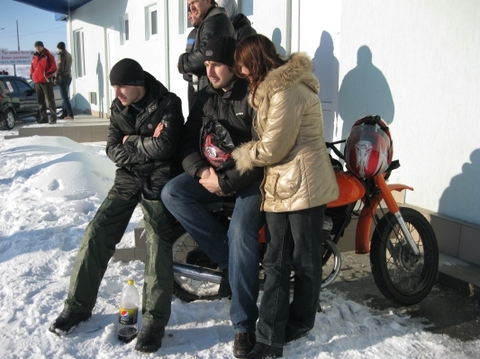 Автослалом по-хмельницьки: «Нива» змагається на рівних з «Ніссаном» (ВІДЕО) на сайті vsim.ua Автослалом по-хмельницьки: «Нива» змагається на рівних з «Ніссаном» (ВІДЕО), фото №6 на сайті vsim.ua