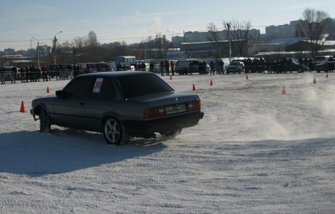 Автослалом по-хмельницьки: «Нива» змагається на рівних з «Ніссаном» (ВІДЕО) на сайті vsim.ua Автослалом по-хмельницьки: «Нива» змагається на рівних з «Ніссаном» (ВІДЕО), фото №7 на сайті vsim.ua