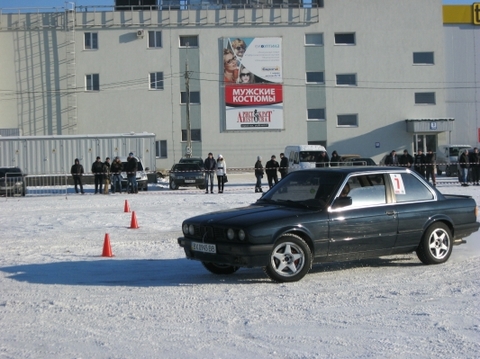 Автослалом по-хмельницьки: «Нива» змагається на рівних з «Ніссаном» (ВІДЕО) на сайті vsim.ua Автослалом по-хмельницьки: «Нива» змагається на рівних з «Ніссаном» (ВІДЕО), фото №8 на сайті vsim.ua