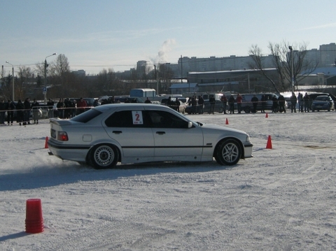 Автослалом по-хмельницьки: «Нива» змагається на рівних з «Ніссаном» (ВІДЕО) на сайті vsim.ua Автослалом по-хмельницьки: «Нива» змагається на рівних з «Ніссаном» (ВІДЕО), фото №9 на сайті vsim.ua