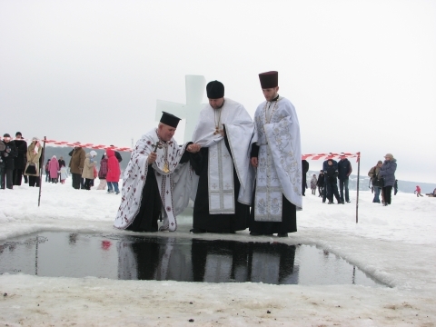 Не злякалися тріску криги лише священики та рятувальники, фото №2 на сайті 20minut.ua