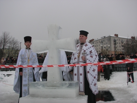 Не злякалися тріску криги лише священики та рятувальники, фото №3 на сайті 20minut.ua