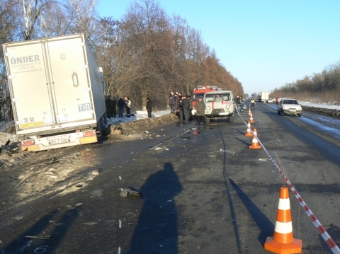 Під Меджибожем фура врізалася в "Рено" – п’ятеро загинуло (ВІДЕО) на сайті vsim.ua Під Меджибожем фура врізалася в "Рено" – п’ятеро загинуло (ВІДЕО), фото №1 на сайті vsim.ua