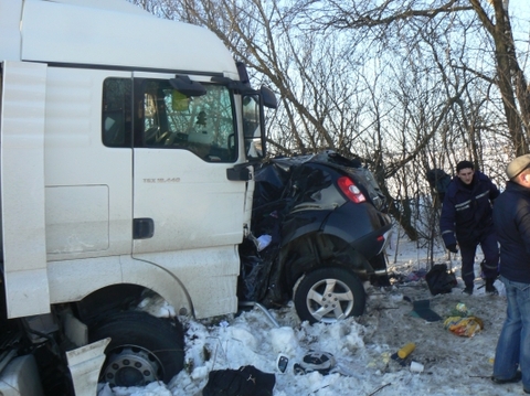 Під Меджибожем фура врізалася в "Рено" – п’ятеро загинуло (ВІДЕО) на сайті vsim.ua Під Меджибожем фура врізалася в "Рено" – п’ятеро загинуло (ВІДЕО), фото №3 на сайті vsim.ua