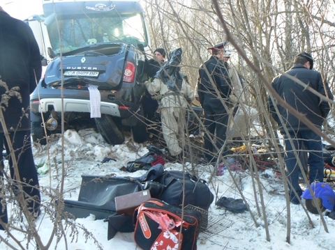 Під Меджибожем фура врізалася в "Рено" – п’ятеро загинуло (ВІДЕО) на сайті vsim.ua Під Меджибожем фура врізалася в "Рено" – п’ятеро загинуло (ВІДЕО), фото №4 на сайті vsim.ua