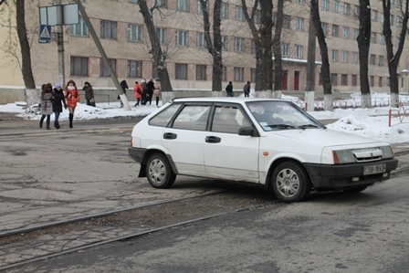 Винницкие дороги: Асфальт сошел раньше снега на сайті 20minut.ua Винницкие дороги: Асфальт сошел раньше снега, фото №11 на сайті 20minut.ua