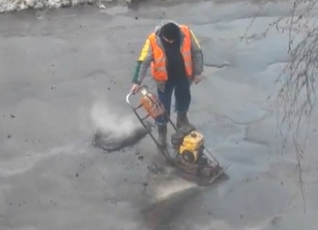 Асфальт в Виннице кладут прямо в лужи, фото №1 на сайті 20minut.ua