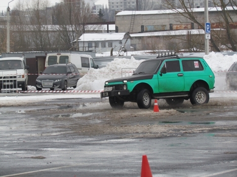 Хмельницький: заради участі у змаганнях з автослалому з шин виколупують шипи  на сайті vsim.ua Хмельницький: заради участі у змаганнях з автослалому з шин виколупують шипи , фото №1 на сайті vsim.ua