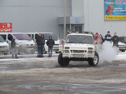Хмельницький: заради участі у змаганнях з автослалому з шин виколупують шипи  на сайті vsim.ua Хмельницький: заради участі у змаганнях з автослалому з шин виколупують шипи , фото №2 на сайті vsim.ua