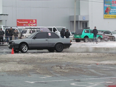 Хмельницький: заради участі у змаганнях з автослалому з шин виколупують шипи  на сайті vsim.ua Хмельницький: заради участі у змаганнях з автослалому з шин виколупують шипи , фото №3 на сайті vsim.ua