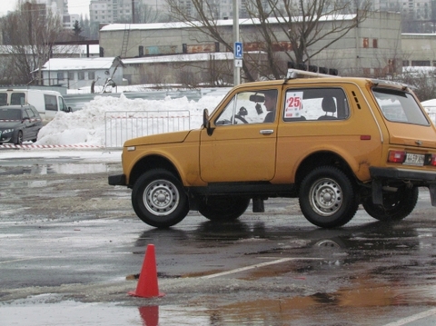 Хмельницький: заради участі у змаганнях з автослалому з шин виколупують шипи  на сайті vsim.ua Хмельницький: заради участі у змаганнях з автослалому з шин виколупують шипи , фото №4 на сайті vsim.ua