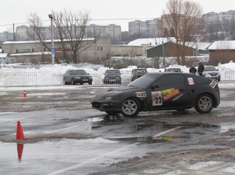 Хмельницький: заради участі у змаганнях з автослалому з шин виколупують шипи  на сайті vsim.ua Хмельницький: заради участі у змаганнях з автослалому з шин виколупують шипи , фото №5 на сайті vsim.ua
