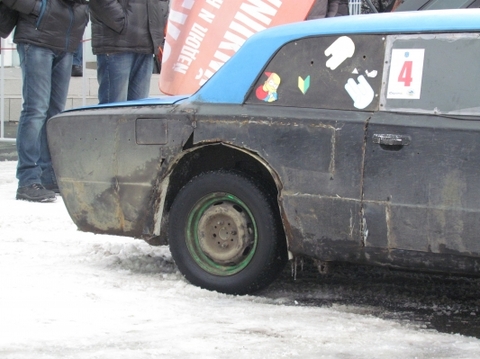 Хмельницький: заради участі у змаганнях з автослалому з шин виколупують шипи  на сайті vsim.ua Хмельницький: заради участі у змаганнях з автослалому з шин виколупують шипи , фото №6 на сайті vsim.ua