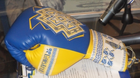 Художник з Вінниці Анатолій Гайструк створив боксерську рукавицю на рекорд України, фото №1 на сайті 20minut.ua