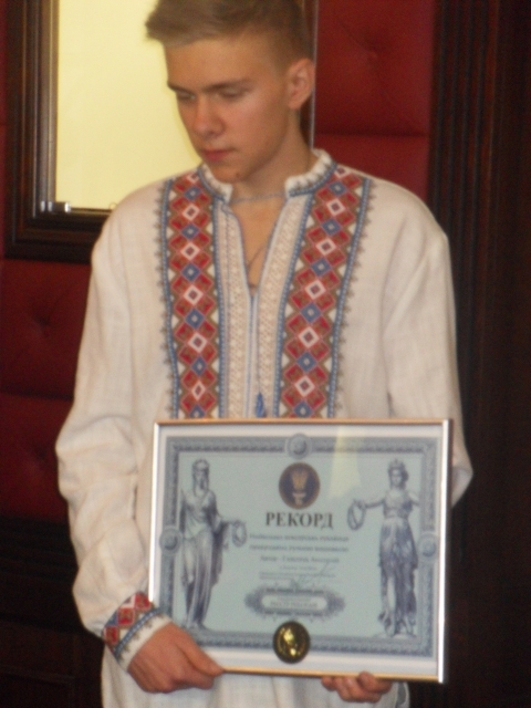 Художник з Вінниці Анатолій Гайструк створив боксерську рукавицю на рекорд України, фото №2 на сайті 20minut.ua