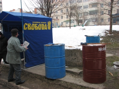 “Свободівці” барабанять в бочки і викликають членів ТВК на засідання, фото №1 на сайті 20minut.ua