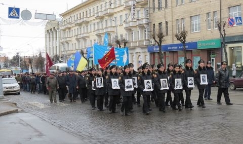 У Вінниці вшанували пам'ять воїнів-афганців: марш по Соборній супроводжував БТР на сайті 20minut.ua У Вінниці вшанували пам'ять воїнів-афганців: марш по Соборній супроводжував БТР, фото №1 на сайті 20minut.ua