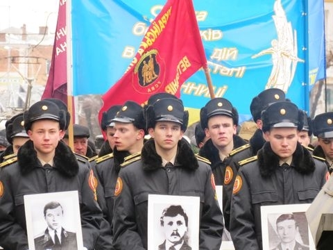 У Вінниці вшанували пам'ять воїнів-афганців: марш по Соборній супроводжував БТР на сайті 20minut.ua У Вінниці вшанували пам'ять воїнів-афганців: марш по Соборній супроводжував БТР, фото №10 на сайті 20minut.ua