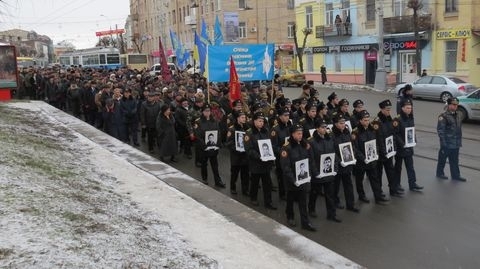 У Вінниці вшанували пам'ять воїнів-афганців: марш по Соборній супроводжував БТР на сайті 20minut.ua У Вінниці вшанували пам'ять воїнів-афганців: марш по Соборній супроводжував БТР, фото №13 на сайті 20minut.ua