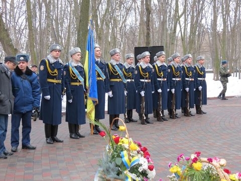У Вінниці вшанували пам'ять воїнів-афганців: марш по Соборній супроводжував БТР на сайті 20minut.ua У Вінниці вшанували пам'ять воїнів-афганців: марш по Соборній супроводжував БТР, фото №14 на сайті 20minut.ua