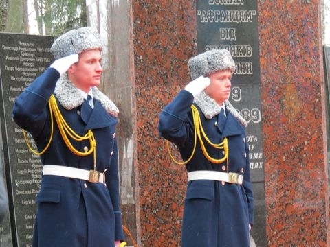У Вінниці вшанували пам'ять воїнів-афганців: марш по Соборній супроводжував БТР на сайті 20minut.ua У Вінниці вшанували пам'ять воїнів-афганців: марш по Соборній супроводжував БТР, фото №19 на сайті 20minut.ua